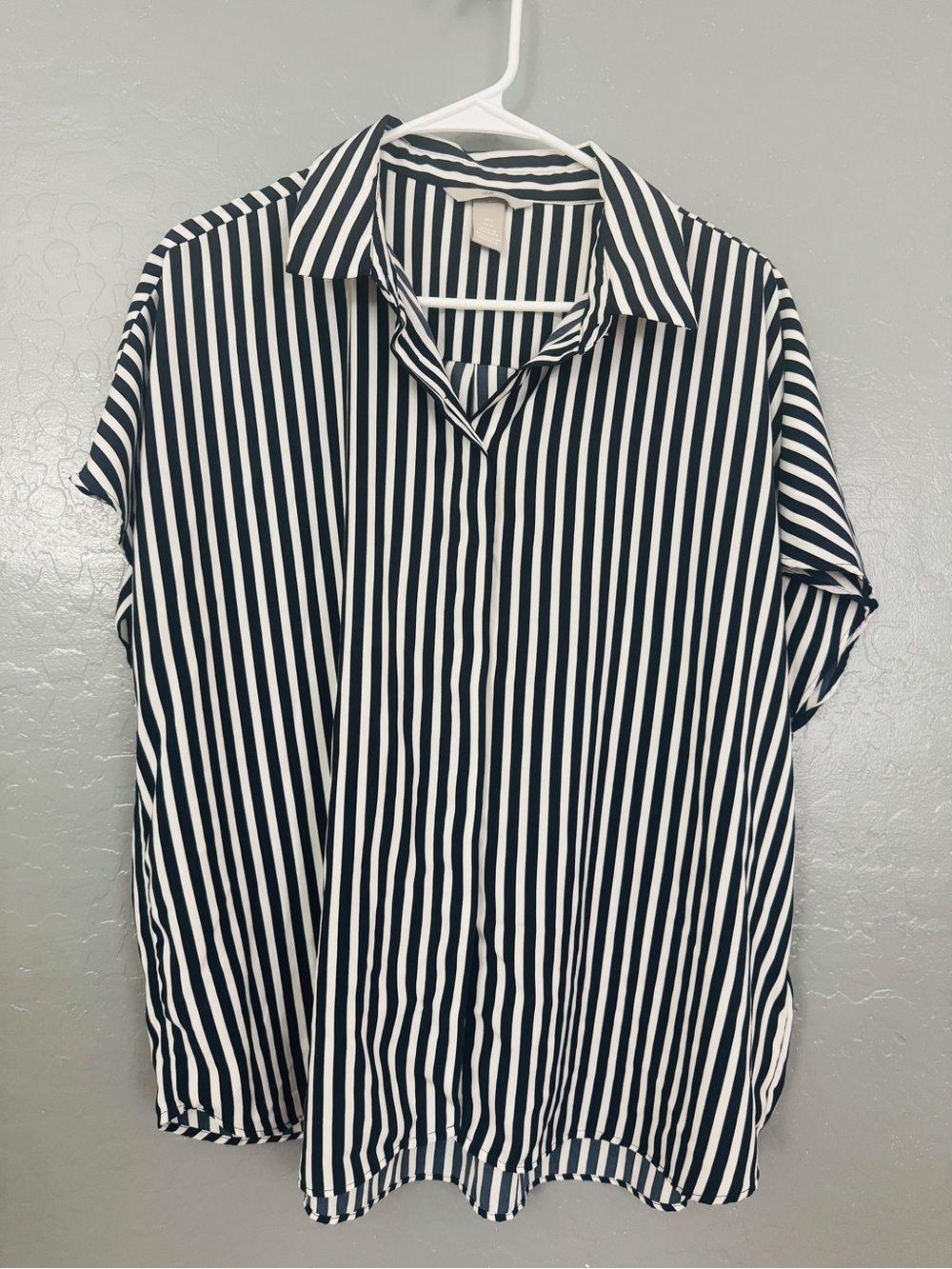 H&M Black & White Vertical Stripe Short-Sleeve Button-Down Shirt